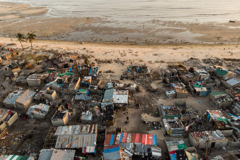 Debris and destroyed buildings which stood in the path of Cyclone Idai can be seen in this aerial photograph over the Praia Nova neighbourhood in Beira on April 1, 2019.  AFP / Guillem Sartorio
