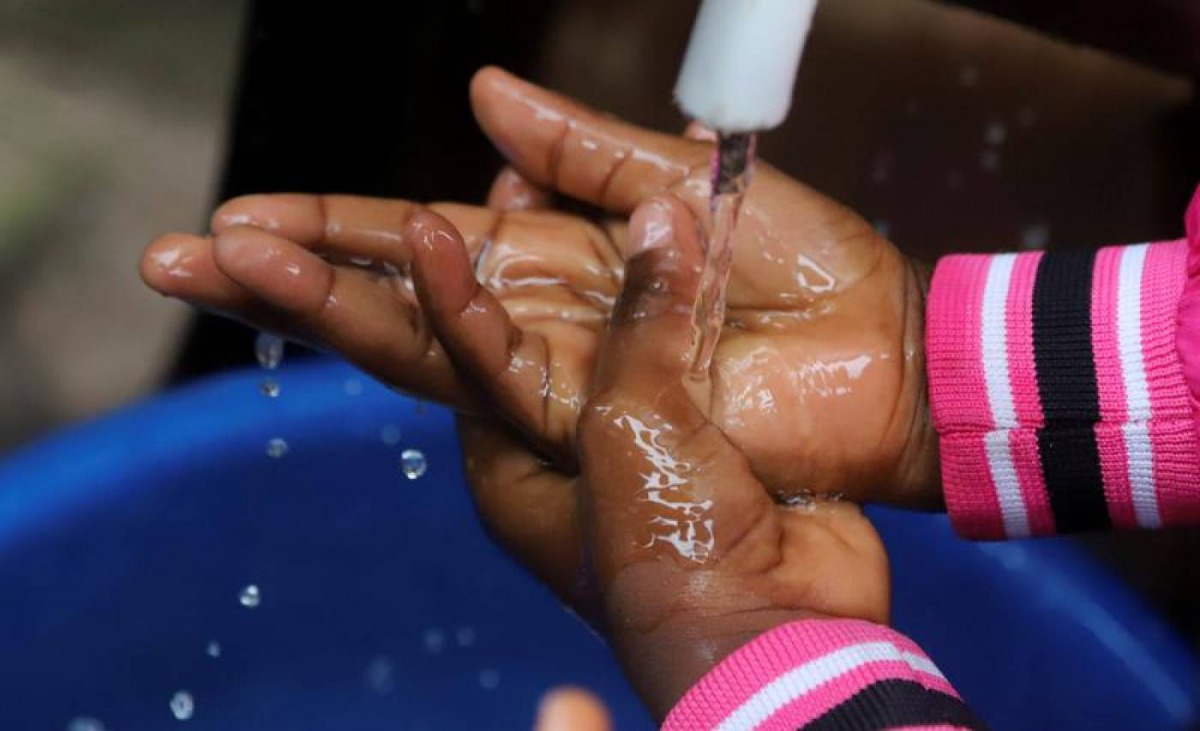 A Congolese child washes her hands as a preventive measure against Ebola at the Church of Christ in Mbandaka, Democratic Republic of Congo May 20, 2018. Reuters/Kenny Katombe