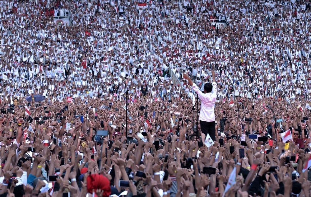 Indonesian President Joko Widodo gesturing to supporters during his final campaign rally in Jakarta.