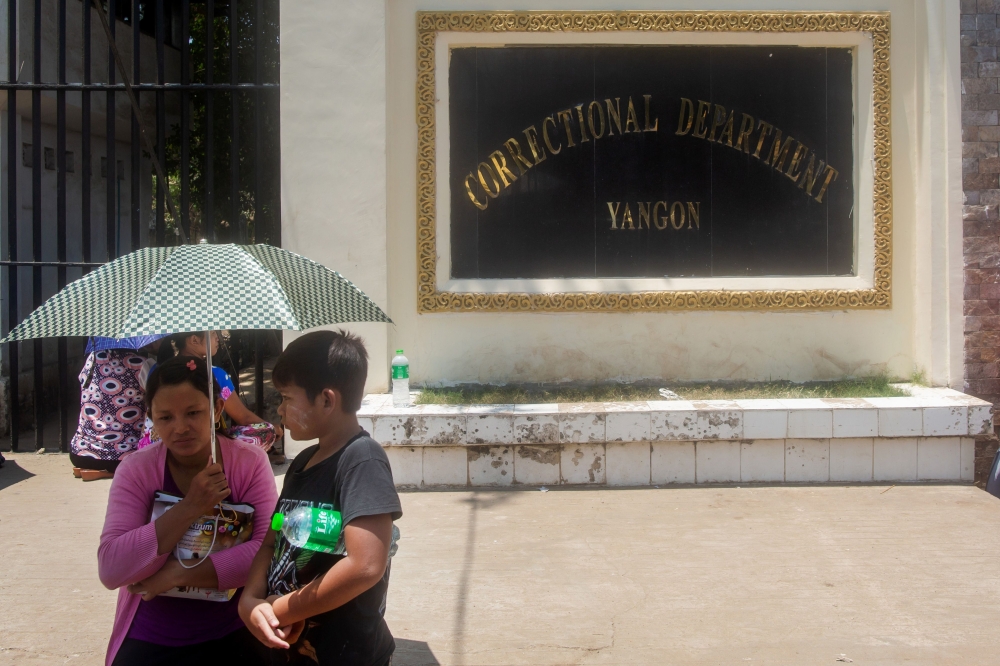 This picture taken on April 17, 2019 shows people waiting for their relatives to be released from Insein prison in Yangon.  AFP / Sai Aung Main 