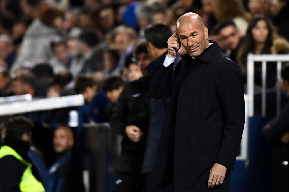 Real Madrid's French coach Zinedine Zidane reacts during the Spanish league football match between Club Deportivo Leganes SAD and Real Madrid CF at the Estadio Municipal Butarque in Leganes on April 15, 2019. / AFP / PIERRE-PHILIPPE MARCOU
