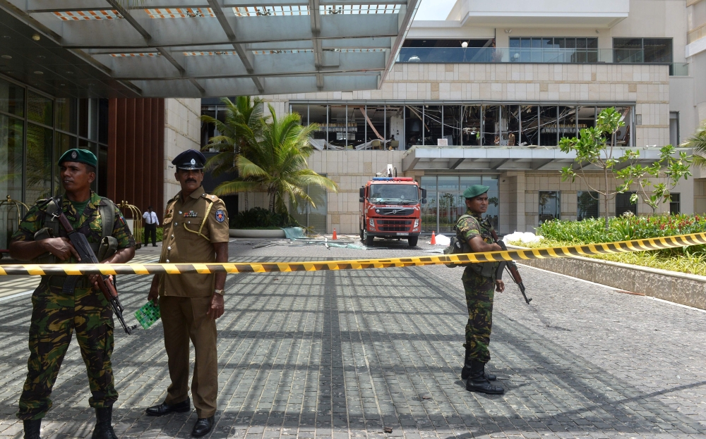 Sri Lankan security personnel stand guard at the cordoned off entrance to the luxury Shangri-La Hotel in Colombo on April 21, 2019 following an explosion.  AFP / ISHARA S. KODIKARA