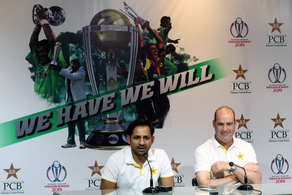 Pakistani cricket captain Sarfraz Ahmed (L) speaks to media next to South African coach Mickey Arthur during a press conference in Lahore on April 22, 2019. (AFP / ARIF ALI)