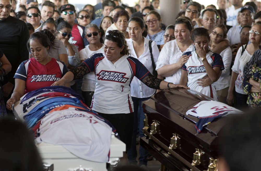 Relatives and friends of victims of an attack mourn during their funeral in Minatitlan, Veracruz State, Mexico, on April 21, 2019.  AFP / Angel Hernandez
 
