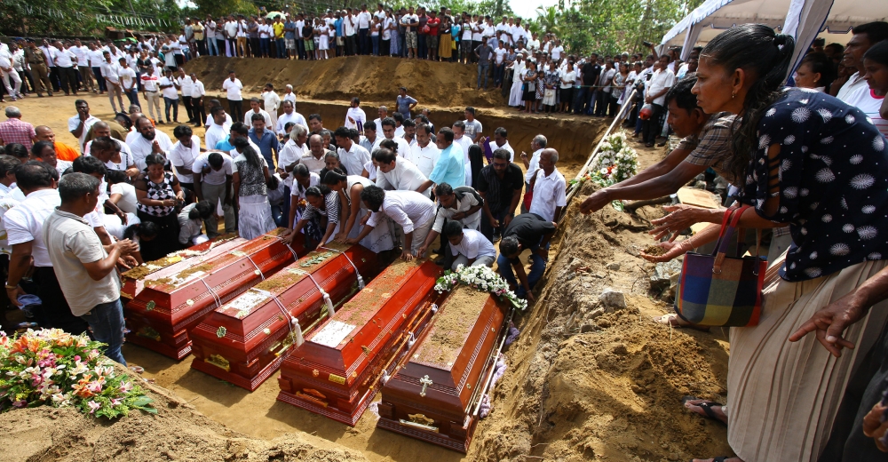 People attend burial ritual of the victims of multiple terror attacks during a funeral ceremony in Negomboo, Sri Lanka ,Tuesday, April 23 , 2019.  Chamila Karunarathne - Anadolu Agency 