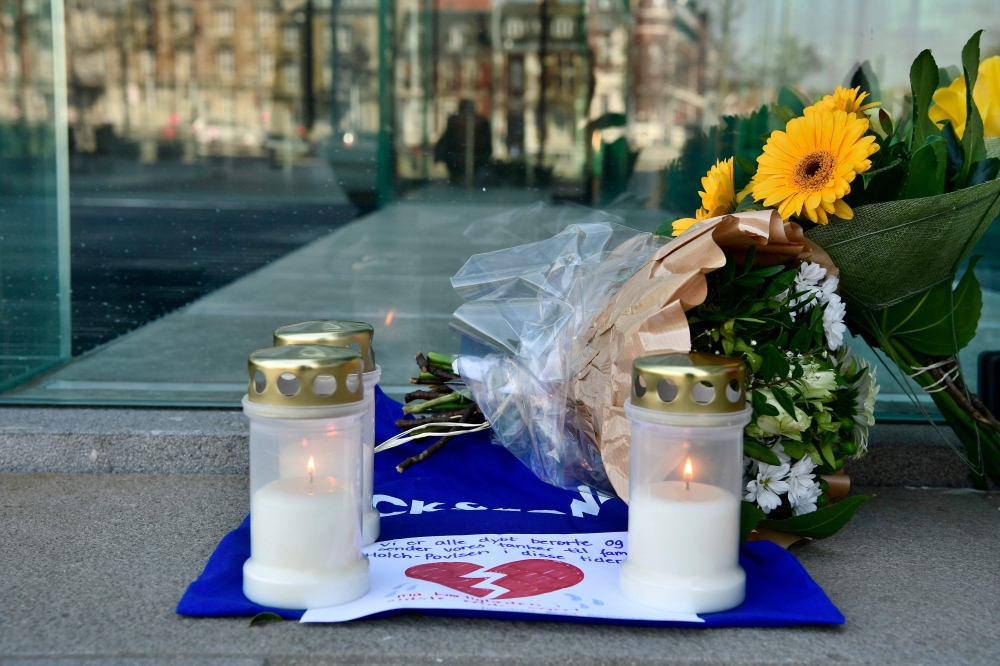 Flowers and candles are left in front of the office building of Danish fashion business Bestseller in Aarhus, Denmark, on April 22, 2019, to pay tribute following the attacks in Sri Lanka. Denmark OUT / AFP / Ritzau Scanpix / Bo Amstrup