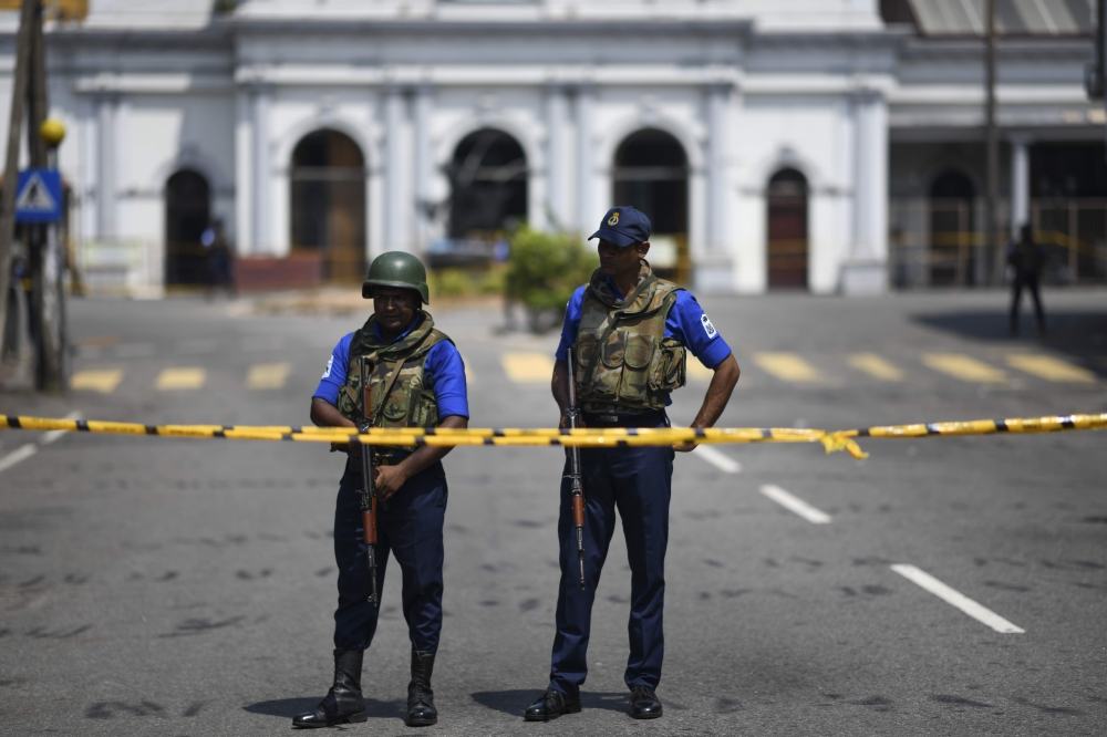 Security personnel stand guard near St. Anthony's Shrine in Colombo on April 24, 2019, three days after a series of bomb blasts targeting churches and luxury hotels in Sri Lanka. AFP / Jewel SAMAD
 