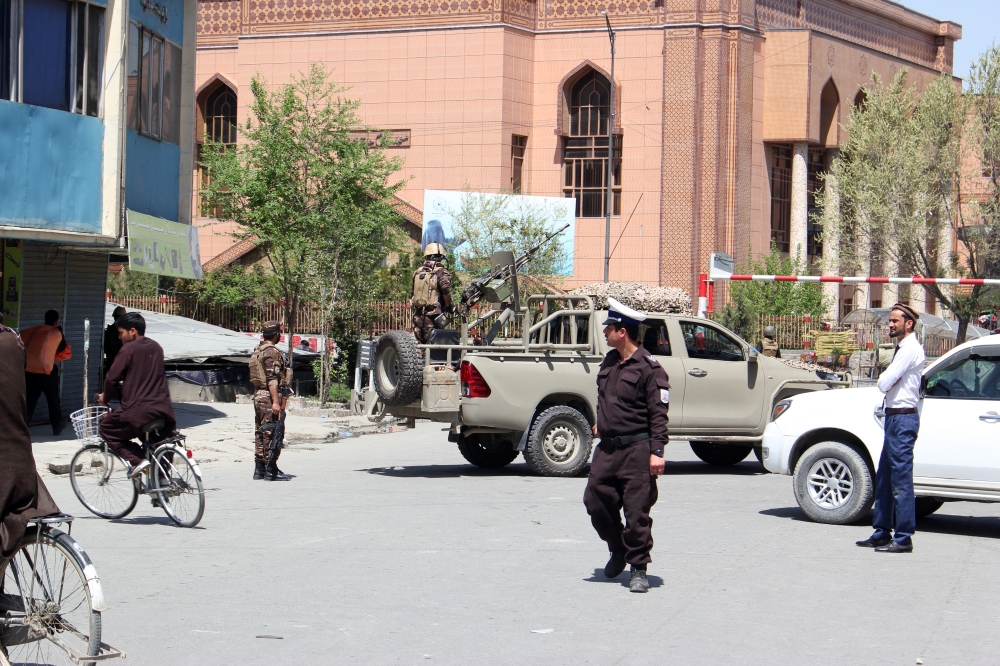 Afghan security forces take guard after an explosion followed by gunfire in the ministry of information and technology of Afghanistan's main building, 20 April 2019, Kabul, Afghanistan. Sayed Khodaberdi Sadat - Anadolu 