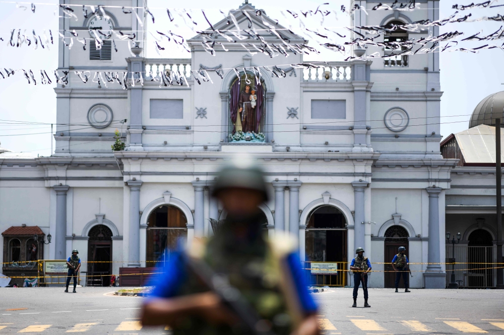 Soldiers stand guard outside St. Anthony's Shrine in Colombo on April 25, 2019, following a series of bomb blasts targeting churches and luxury hotels on the Easter Sunday in Sri Lanka.  AFP / Jewel Samad 

