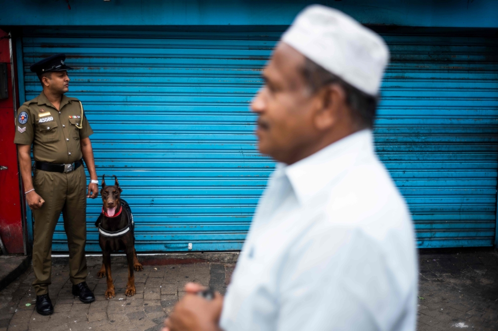  A policeman stands guard outside a mosque during Friday noon prayer in Colombo on April 26, 2019, following a series of bomb blasts targeting churches and luxury hotels on Easter Sunday in Sri Lanka. AFP / Jewel Samad 