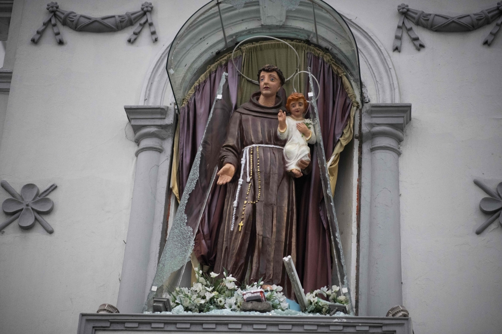 A statue at St. Anthony's Shrine is pictured in Colombo on April 26, 2019, following a series of bomb blasts targeting churches and luxury hotels on Easter Sunday in Sri Lanka. AFP / Jewel Samad 