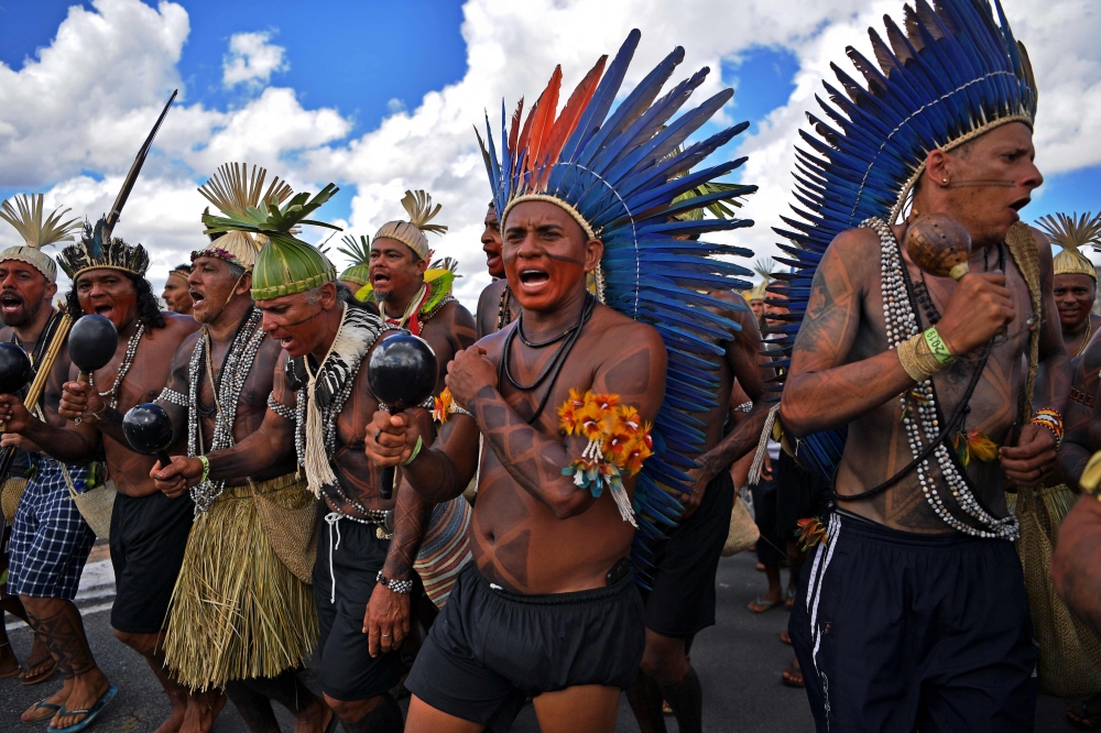 Indigenous demonstrators march in Brasilia on April 26, 2019 on the last day of a protest to defend indigenous land and rights.  AFP / Carl De Souza 