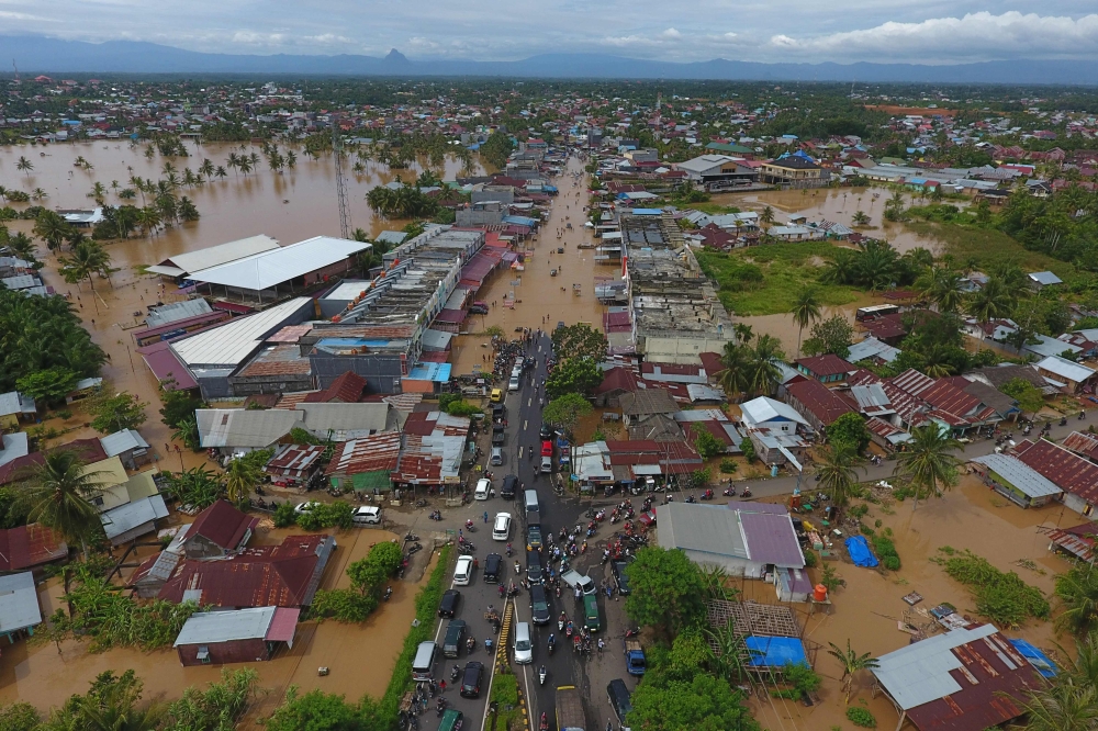 This aerial picture taken on April 27, 2019 shows a general view of submerged buildings after heavy rain caused flooding in Bengkulu on the Indonesian island of Sumatra. AFP / DIVA MARHA

