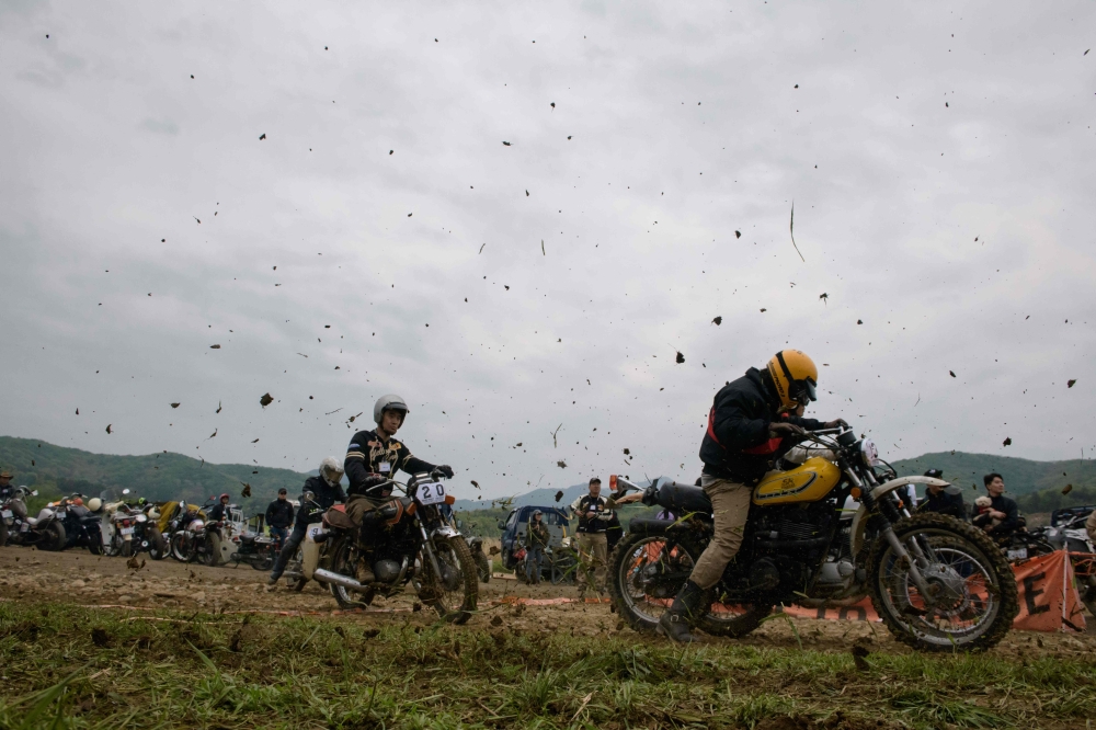 In a photo taken on April 28, 2019, participants compete in the annual Dust Race in Chungju. AFP / Ed JONES