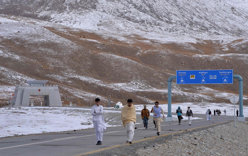 In this photograph taken on September 29, 2015, Pakistani tourists leave the Pakistan-China Khunjerab Pass, the world's highest paved border crossing at 4,600 metres above sea level. AFP / Aamir Qureshi