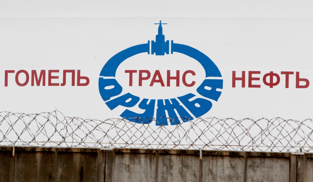 A storage tank is seen at the Gomeltransneft oil pumping station, which moves crude through the Druzhba pipeline westwards to Europe, near Mozyr, some 300 km (186 miles) southeast of Minsk, September 11, 2013. Reuters/Vasily Fedosenko 