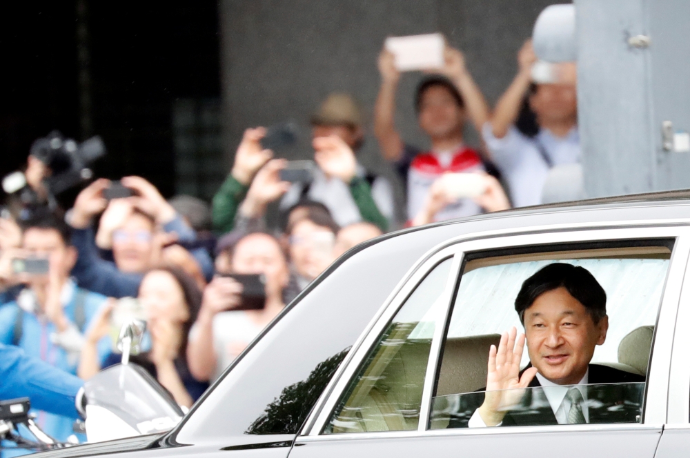 Japan's new Emperor Naruhito waves as he leaves the Imperial Palace in Tokyo, Japan May 1, 2019. REUTERS/Kim Kyung-Hoon