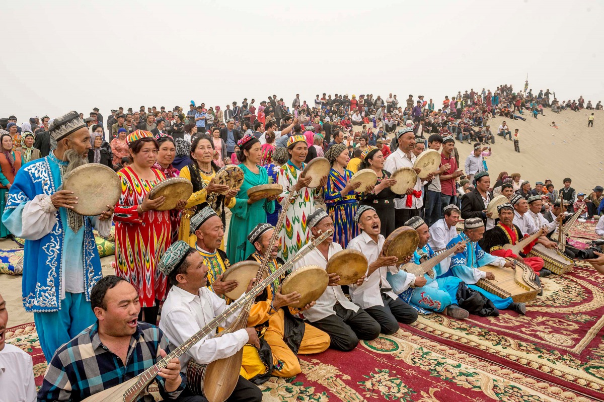 Folk artists play traditional music for tourists at Kashgar, Xinjiang Uighur Autonomous Region, China,  May 2, 2016. Reuters