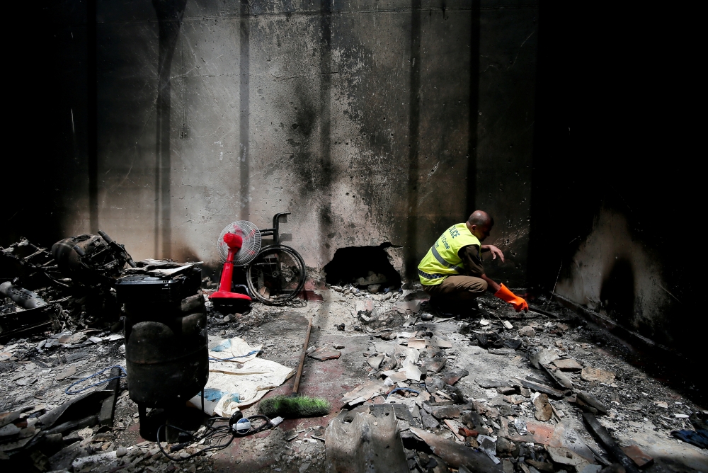 A police officer inspects the site of a gun battle between troops and suspected Islamist militants, on the east coast of Sri Lanka, in Kalmunai, April 28, 2019. Reuters/Dinuka Liyanawatte