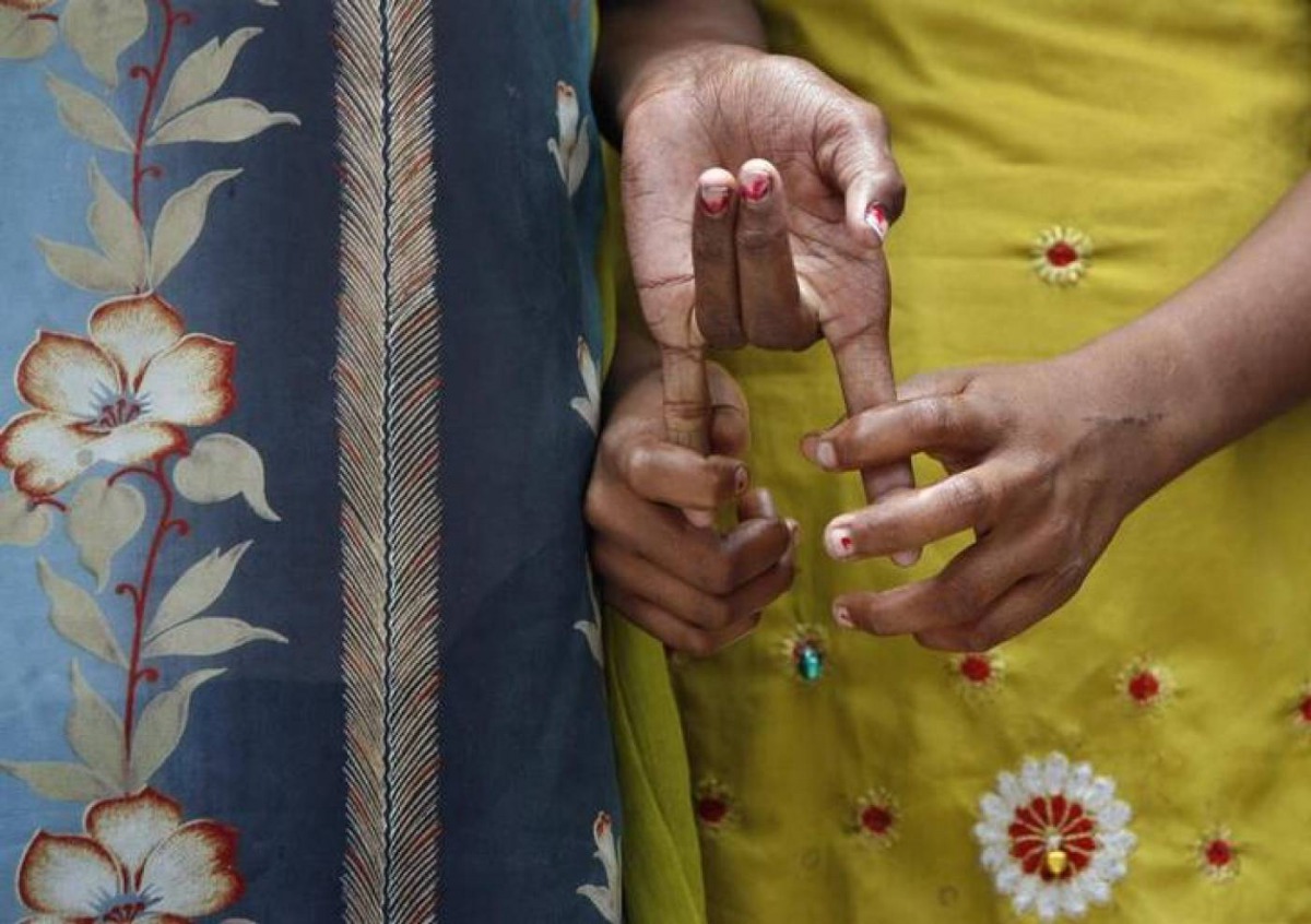 Child labourers hold each others hands after being rescued during a joint operation by police and a non-governmental organisation (NGO) on World Day Against Child Labour in New Delhi June 12, 2009. Reuters/Adnan Abidi
