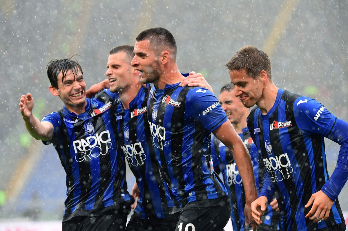Atalanta's defender from Albania Berat Djimsiti (C) celebrates with his teammates after scoring against Lazio during the Italian Serie A football match Lazio vs Atalanta on May 5, 2019 at the Olympic stadium in Rome. / AFP / Vincenzo Pinto
