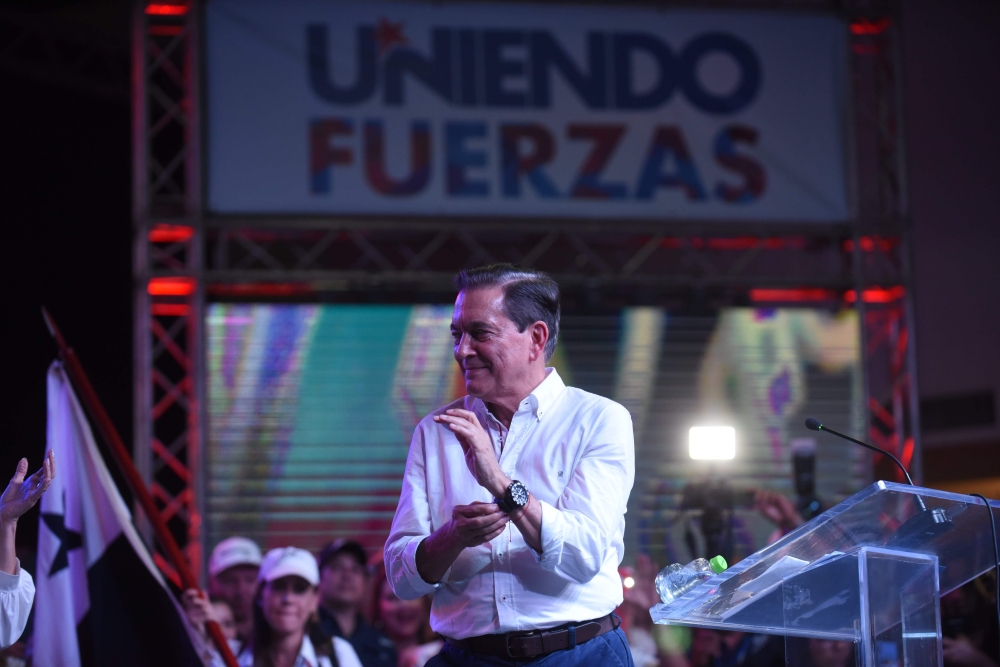 Panama's presidential candidate for the Democratic Revolutionary Party (PRD) Laurentino Cortizo (C) celebrates after being elected President of Panama, in Panama City on May 5, 2019. AFP / JOHAN ORDONEZ