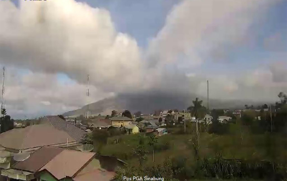 This handout picture taken and released by Indonesia's Badan Nasional Penanggulangan Bencana (BNPB), the accident mitigation agency, on May 7, 2019 shows Mount Sinabung volcano spewing thick volcanic ash, as seen from Karo. AFP / BADAN NASIONAL PENANGGULA