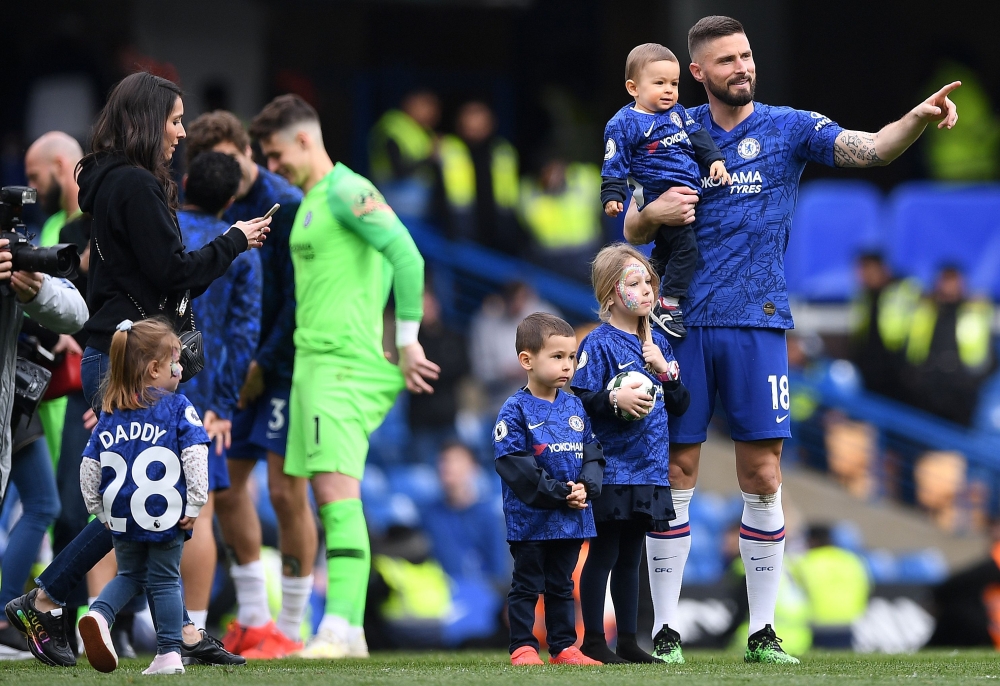 Chelsea's French striker Olivier Giroud waves to fans as he walks with his family following the English Premier League football match between Chelsea and Watford at Stamford Bridge in London on May 5, 2019.  AFP / Daniel LEAL-OLIVAS 