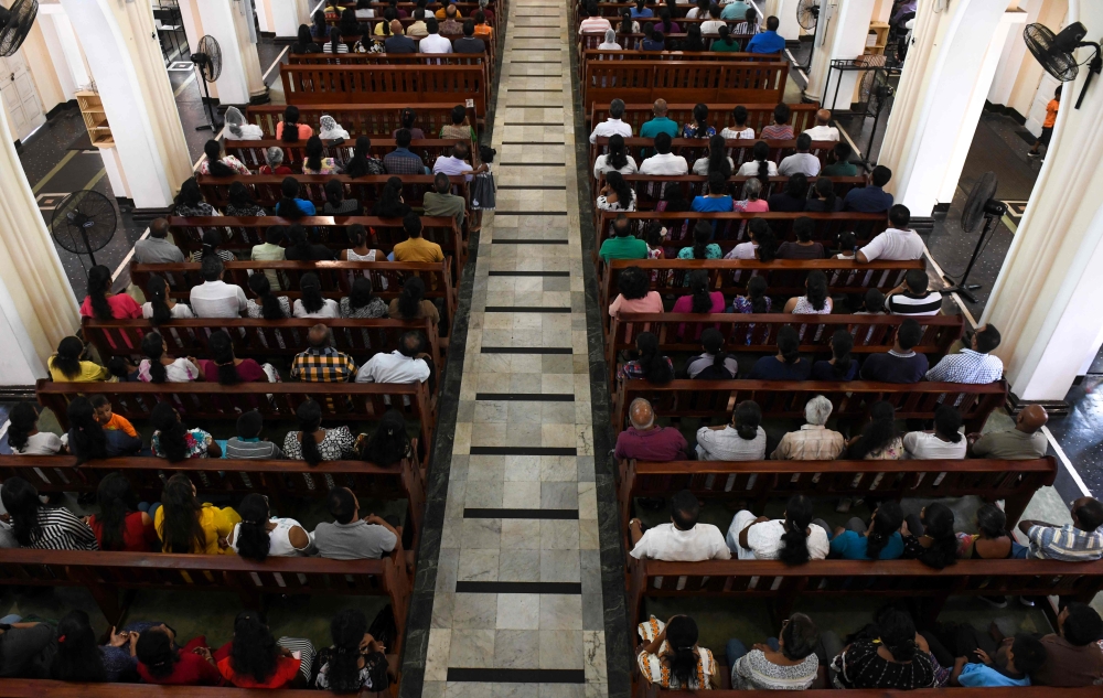 Sri Lankan Catholic devotees pray during a mass at the St. Theresa's church as the Catholic churches hold services again after the Easter attacks in Colombo on May 12, 2019. / AFP / LAKRUWAN WANNIARACHCHI 