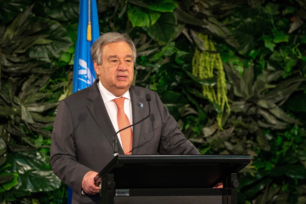 United Nations Secretary-General Antonio Guterres takes part in a joint press conference with New Zealand's prime minister during his visit to Government House in Auckland on May 12, 2019. / AFP / DAVID ROWLAND 