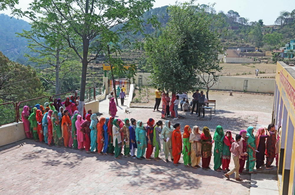 Women stand in a queue to cast their vote at a polling station in village Bhudi in the northern state of Haryana, India, May 12, 2019. (REUTERS/Ajay Verma)