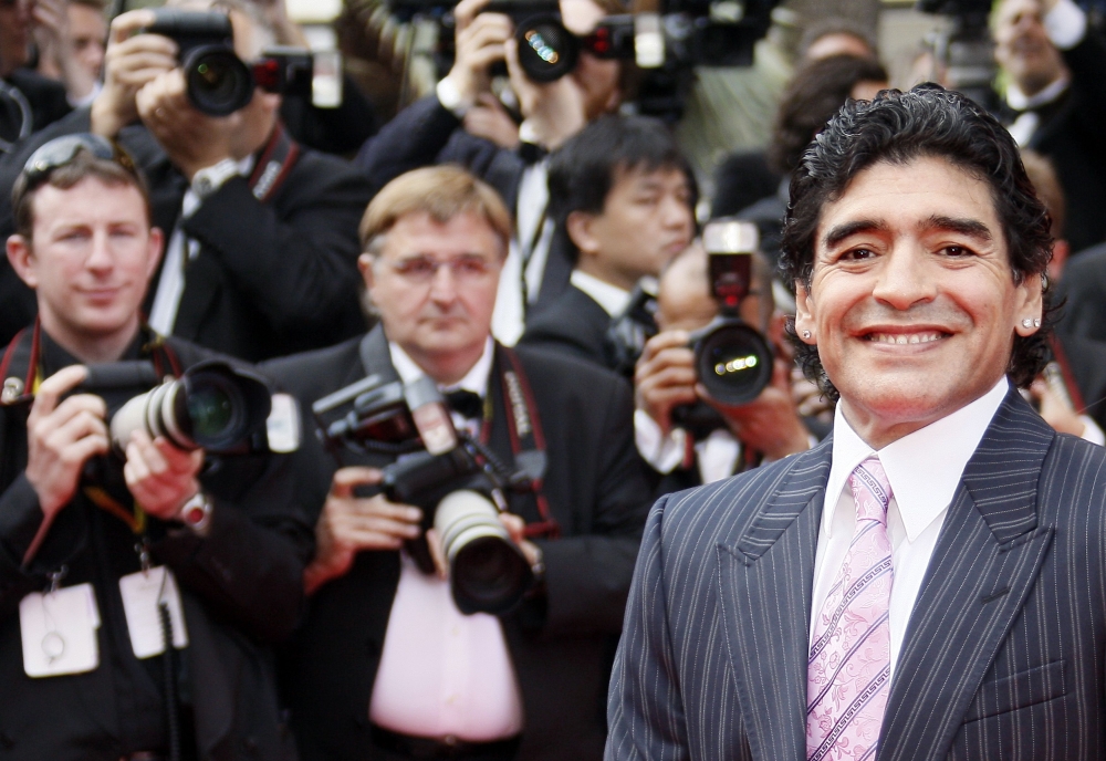 Former Argentinian football player Diego Maradona poses as he arrives to attend the screening of Steven Soderbergh's film 'Che' at the 61st Cannes International Film Festival on May 21, 2008 in Cannes, southern France.  AFP / Francois Guillot 