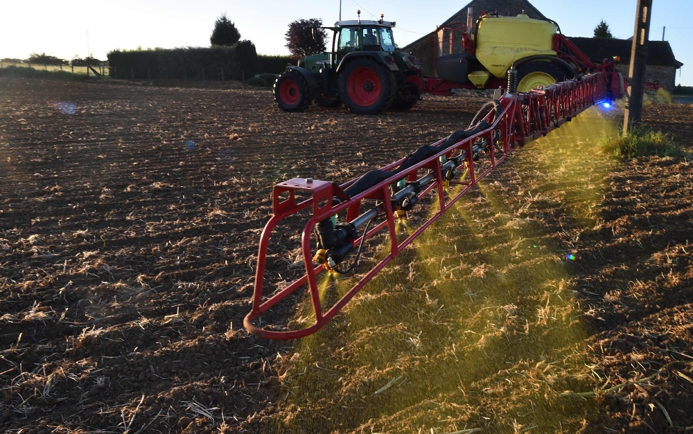 French farmer Nicolas Denieul sprays Roundup 720 glyphosate herbicide produced by US agrochemical giant Monsanto, on a field of no-till corn in Piace, northwestern France on May 11, 2018, AFP / Jean-Francois Monier 