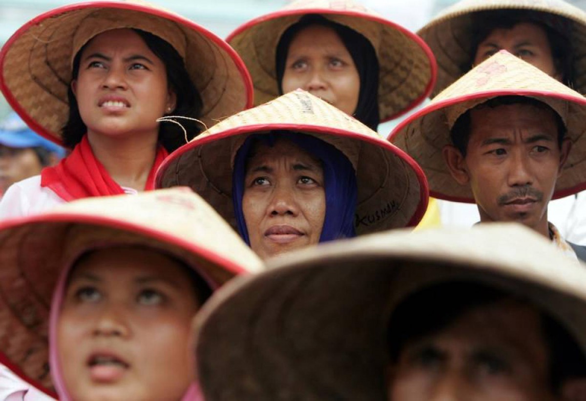 Indonesian farmers attend a large protest over land reform and other agricultural issues in central Jakarta, June 8, 2004. Reuters/Darren Whiteside