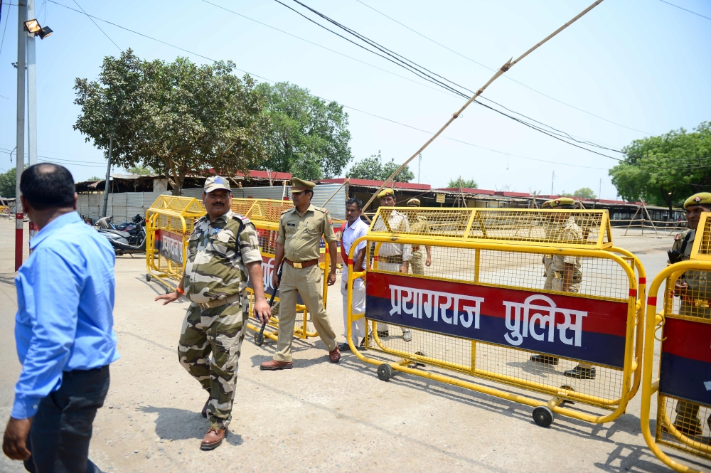 Indian policeman stand guard outside a vote counting centre at Mundera Mandi where Electronic Voting Machines (EVM) are being kept on the eve of the counting day in India's general election in Allahabad on May 22, 2019.   AFP / SANJAY KANOJIA
