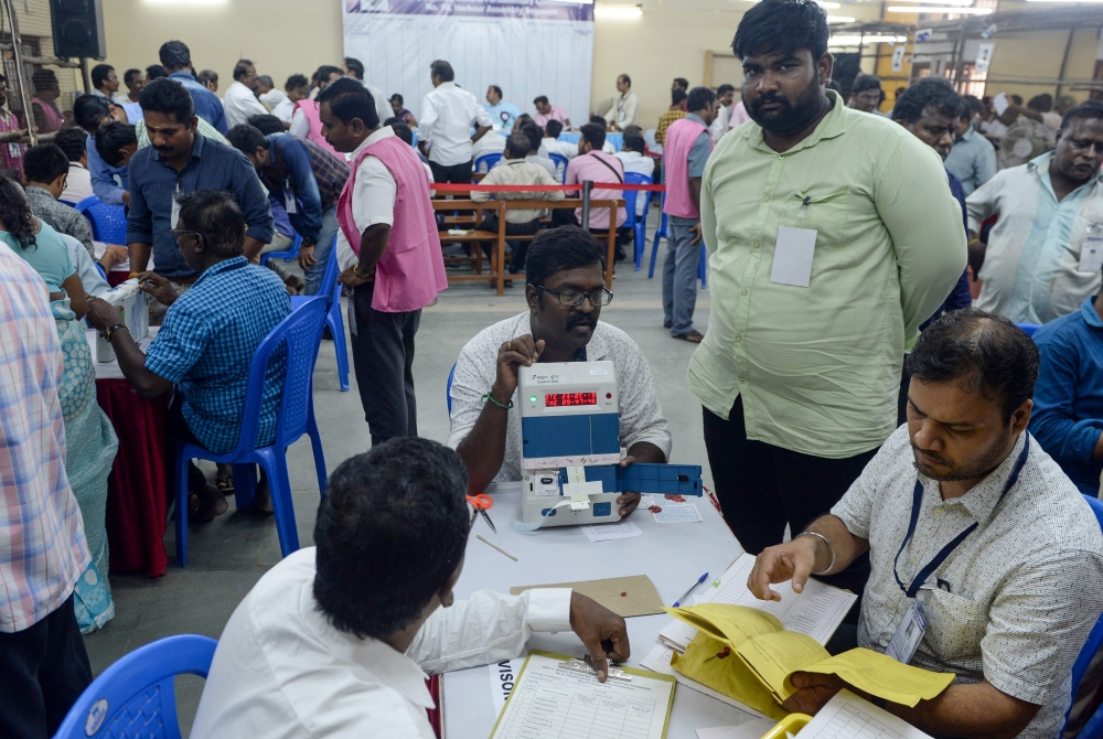 Indian election officials check an Electronic Voting Machine (EVM) on the vote results day for India's general election at a polling counting centre in Chennai on May 23, 2019. AFP / ARUN SANKAR