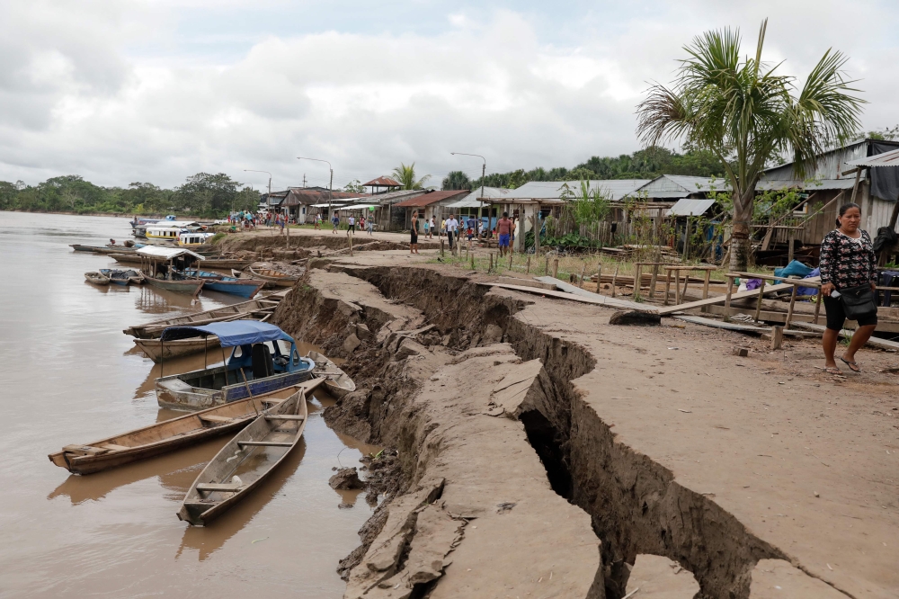  A general view shows a crack on the ground caused by a quake in Puerto Santa Gema, on the outskirts of Yurimaguas, in the Amazon region, Peru on May 26, 2019.  AFP / POOL / GUADALUPE PARDO