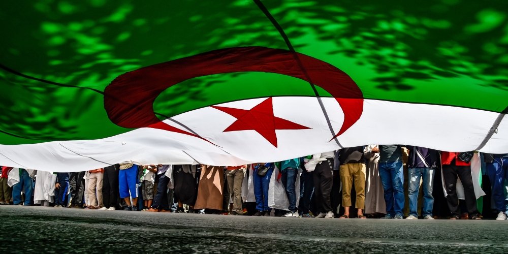 Algerian protesters march with a giant national flag during a demonstration in the capital Algiers on May 31, 2019.  AFP / RYAD KRAMDI