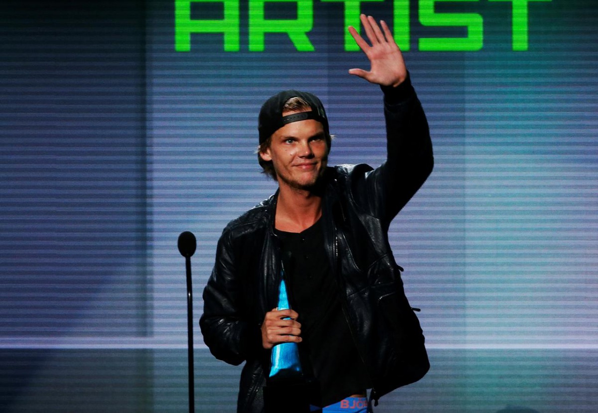 Avicii accepts the favorite electronic dance music artist award at the 41st American Music Awards in Los Angeles, California November 24, 2013. Reuters/Lucy Nicholson