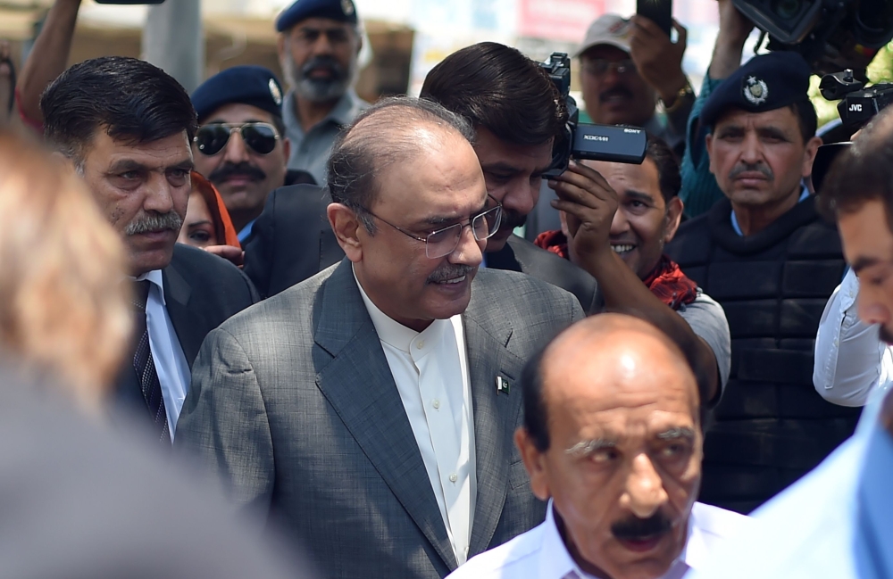 Former Pakistani President and the co-chairperson of Pakistan People's Party (PPP) Asif Ali Zardari (2L) arrives for his bail appeal at Islamabad High Court on June 10, 2019. AFP / FAROOQ NAEEM