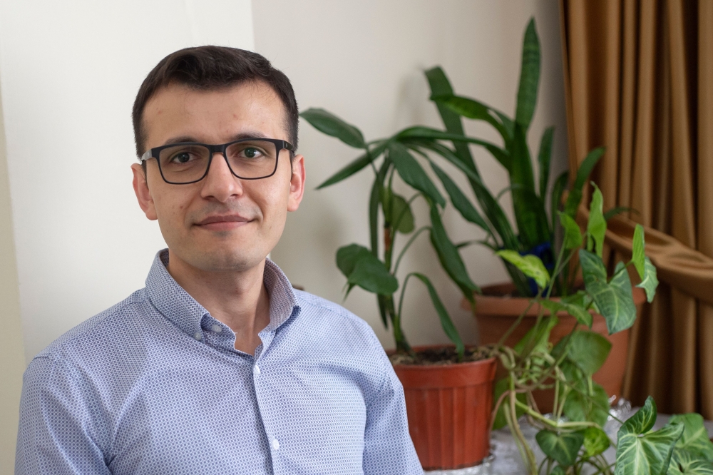 Turkish artist Ugur Gallenkus poses at his home on April 14, 2019 in Istanbul. AFP / Yasin Akgul 