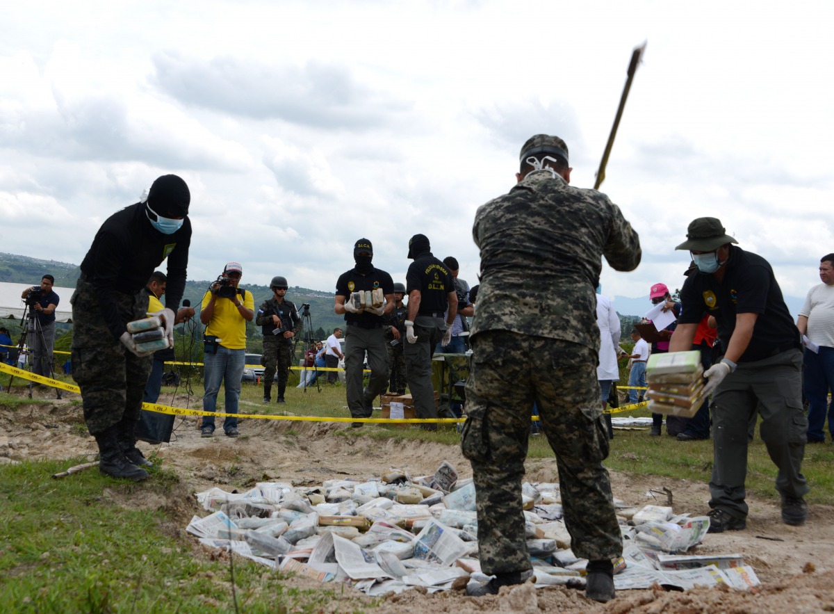 Anti-narcotics and Military Police officers prepare for the incineration of more than 200 kilos of cocaine seized in El Salvador (AFP) 