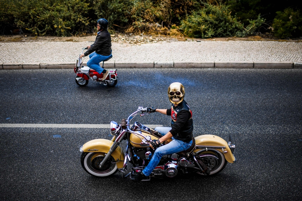 Bikers ride their Harley-Davidson motorbikes during the 28th annual Harley Davidson rally in Cascais on June 15, 2019. / AFP / PATRICIA DE MELO MOREIRA
