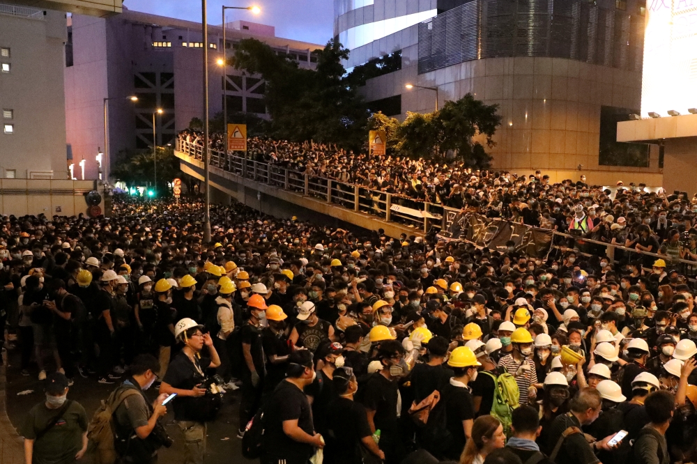 Protesters gather outside police headquarters in Hong Kong, China June 21, 2019. Reuters/Ann Wang