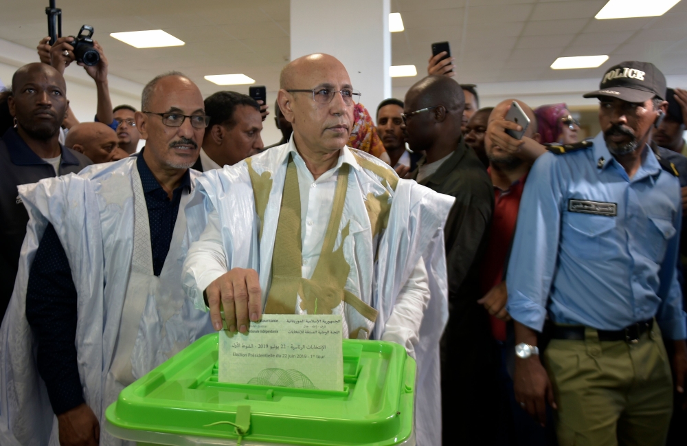 Presidential candidate Mohamed Ould Ghazouani (C) casts his ballot at a polling station on June 22, 2019 in Nouakchott during the presidential election in Mauritania.   AFP / SIA KAMBOU