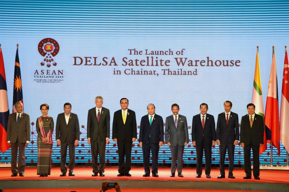 (L-R) Malaysia's Prime Minister Mahathir Mohamad, Myanmar's State Counsellor Aung San Suu Kyi, Philippines' President Rodrigo Duterte, Singapore's Prime Minister Lee Hsien Loong, Thailand's Prime Minister Prayut Chan-O-Cha, Vietnam's Prime Minister Nguyen
