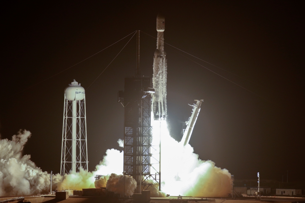A SpaceX Falcon Heavy rocket, carrying the U.S. Air Force's Space Test Program 2 Mission, lifts off from the Kennedy Space Center in Cape Canaveral, Florida, U.S., June 25, 2019. REUTERS/Joe Skipper