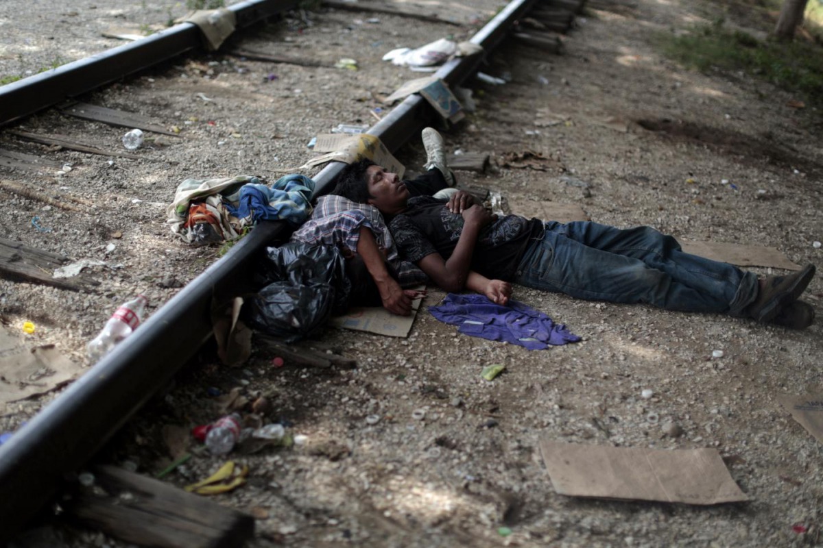 Two migrants from Guatemala sleep on train tracks in Arriaga, Mexico in August 2014 (Jorge Dan Lopez / Reuters) 