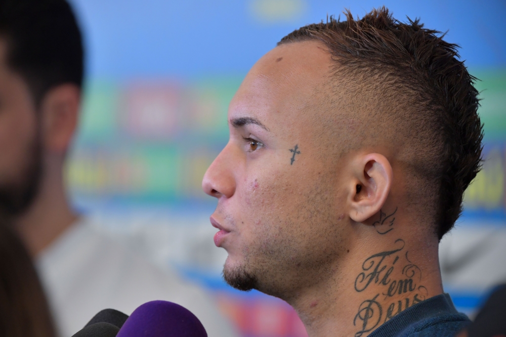 Brazil's Everton speaks during a press conference before a training session at Granja Comary sport complex in Teresopolis, Brazil on July 4, 2019, ahead of the Copa America final football match against Peru next July 7. AFP / Luis Acosta
 