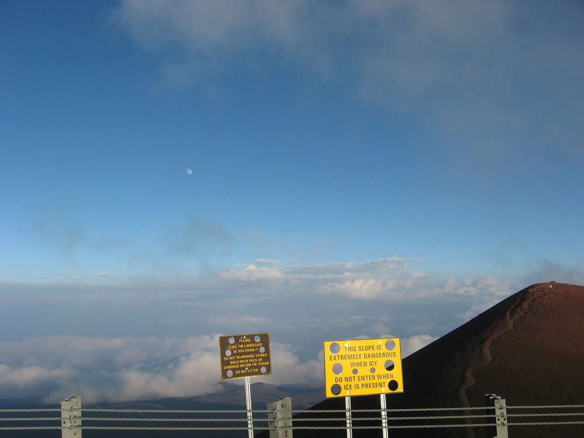Th Signs at summit of Mauna Kea,  Hawaii' warn of extreme winter weather. (Photo courtesy: Bonus Onus / Wikimedia Commons / CC BY-SA 3.0) 


